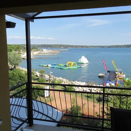 Family Friendly Seaside Novigrad - 7118 Novigrad Istria