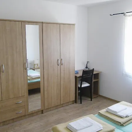 Family Friendly Seaside Novigrad - 7118 公寓