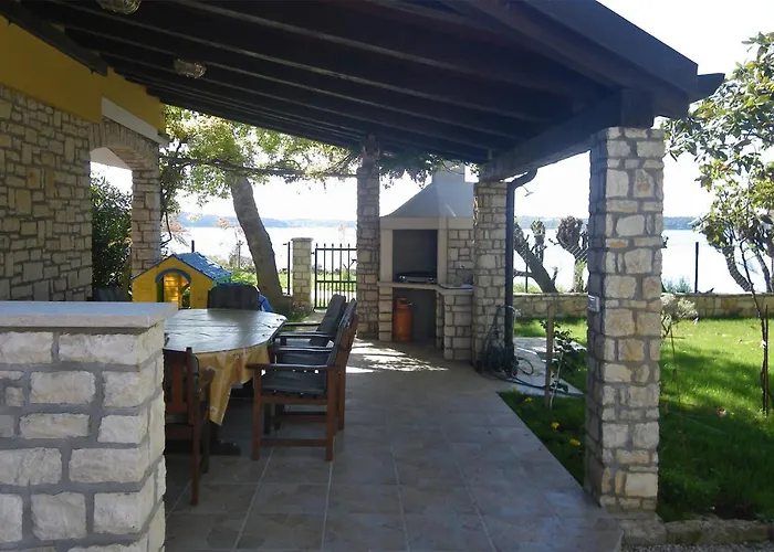 Family Friendly Seaside Novigrad - 7118 Novigrad Istria